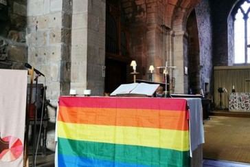 Sacerdote LGBT de NYC oficia misa con danzas litúrgicas y banderas arcoíris