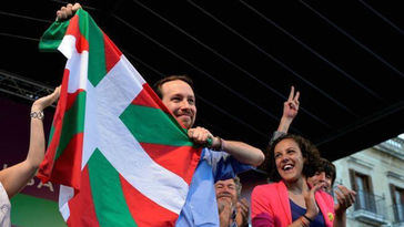 Escrache de banderas de España a Pablo Iglesias