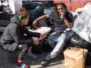 Migrantes sin hogar y drogadictos se apoderan del barrio Rite Aid de Nueva York