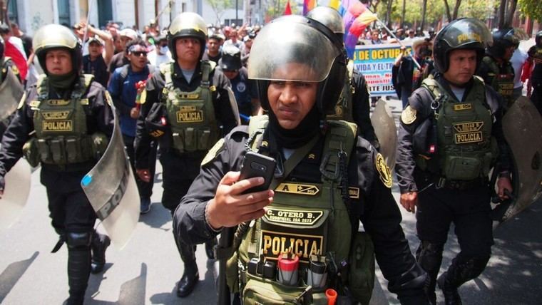 Perú elimina prisión preventiva para policías que actúan reglamentariamente con armas