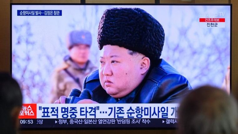 Pionyang lanza nuevos misiles antiaéreos bajo la mirada de Kim Jong-un