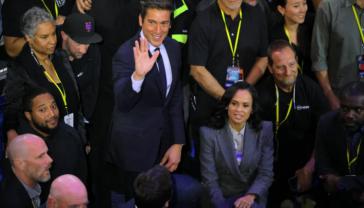 Los presentadores Linsey Davis y David Muir fueron calificados de "repugnantes" por no denunciar las mentiras Kamala Harris