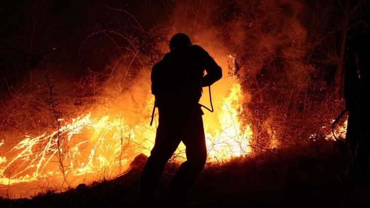 Incendio arrasa 3.000 hectáreas en El Bolsón, Argentina, y deja una víctima fatal