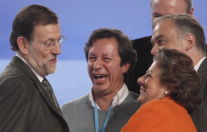 Rajoy ingresa al PP en urgencias sin médico ni líder a la vista