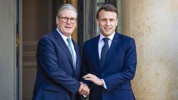 Macron y Starmer buscan convencer a Trump sobre Ucrania en Washington