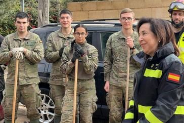 Robles destaca el apoyo esencial de los militares en situaciones de emergencia en Valencia