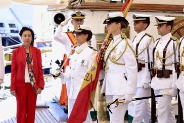 Margarita Robles visita Uruguay durante la escala del buque ‘Juan Sebastián de Elcano’