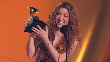 Shakira dedica su Grammy a la comunidad inmigrante