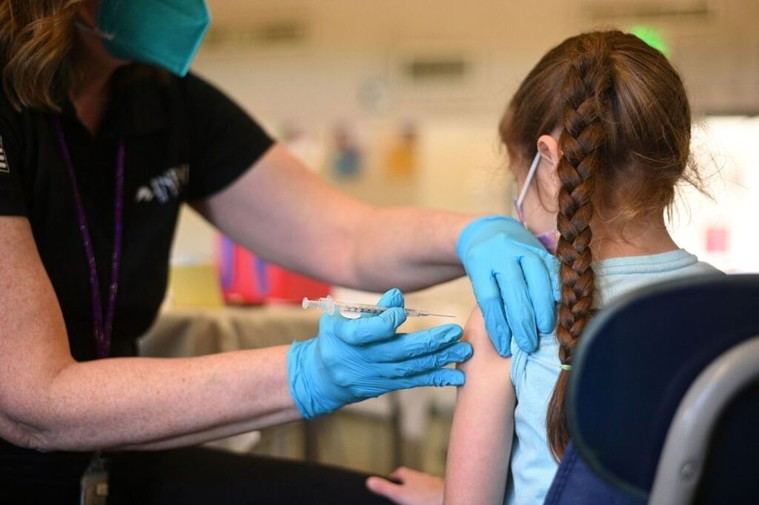 Escuelas pueden vacunar a niños contra COVID sin consentimiento de padres, falla judicial