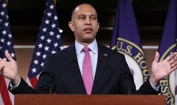 Hakeem Jeffries llama a la violencia contra los seguidores de Trump en una conferencia