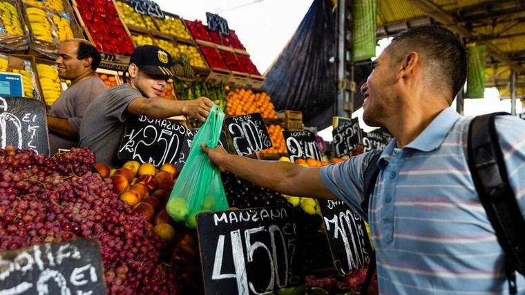 Economistas prevén un repunte de la inflación en febrero en Argentina