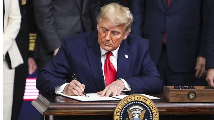 Trump firma orden ejecutiva que refuerza derechos de los padres sobre la educación de sus hijos