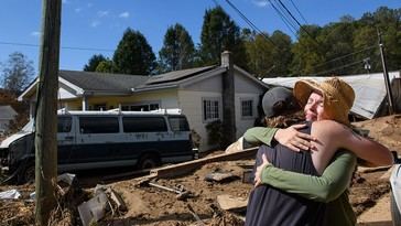 Ayuda llega a Carolina del Norte tras críticas a FEMA por desastres naturales