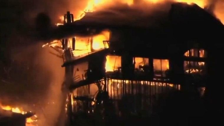 Casa colapsa en vivo mientras reportan incendios en Los Ángeles