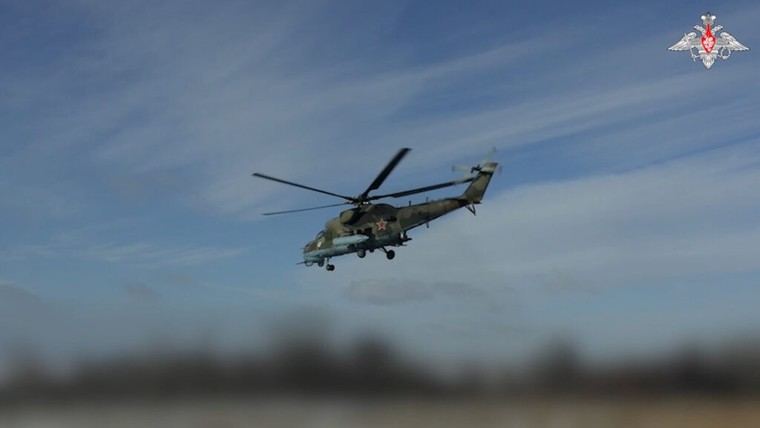 Helicóptero ruso Mi-35M ataca y destruye posición ucraniana en Kursk