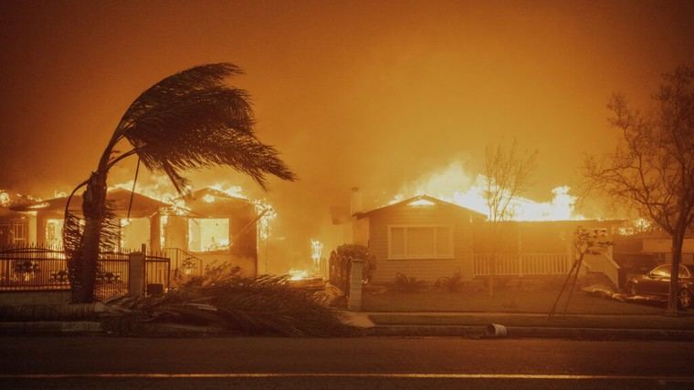 Grupo de amigos recorre en moto barrios devastados por incendios en Los Ángeles