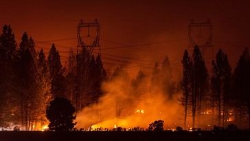 Incendios arrasan Pacific Palisades y obligan a 30,000 evacuaciones por vientos intensos